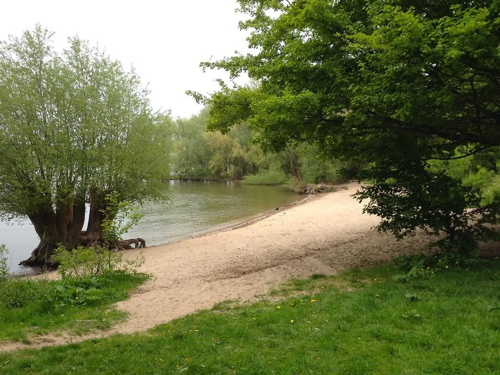 Cologne Country Lodge דירה
